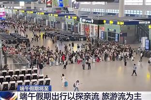 Siu！大批中国球迷在机场等C罗！有球迷当众直接做siu庆祝！